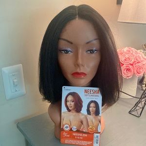 Outre Neesha 206 1B/30 soft and natural lace front wig